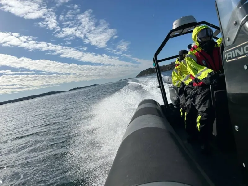 RIB klar til avgang fra bryggekanten