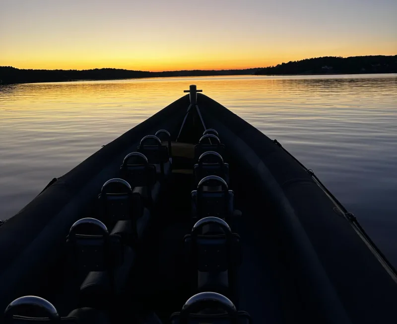 RIB i solnedgang på stille vann