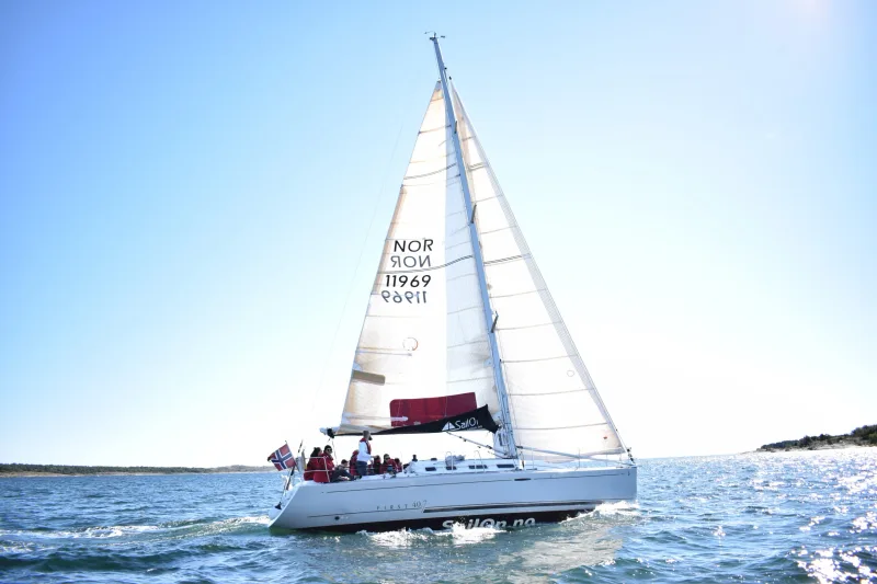 First 40.7 under seil med gjester om bord