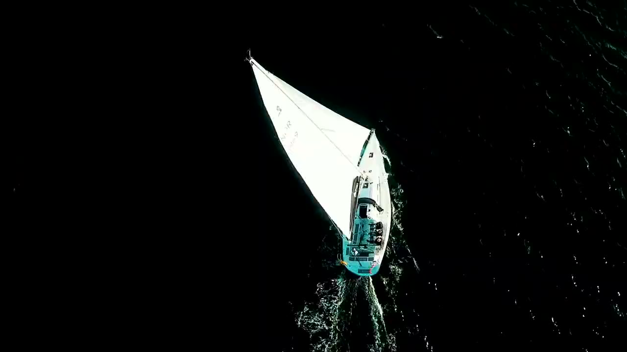 Film fra Sail On: en seilbåt fra luften på mørkt vann, to seilbåter forbi en solbelyst holme, og RIB-turer med gjester, til slutt i solnedgang
